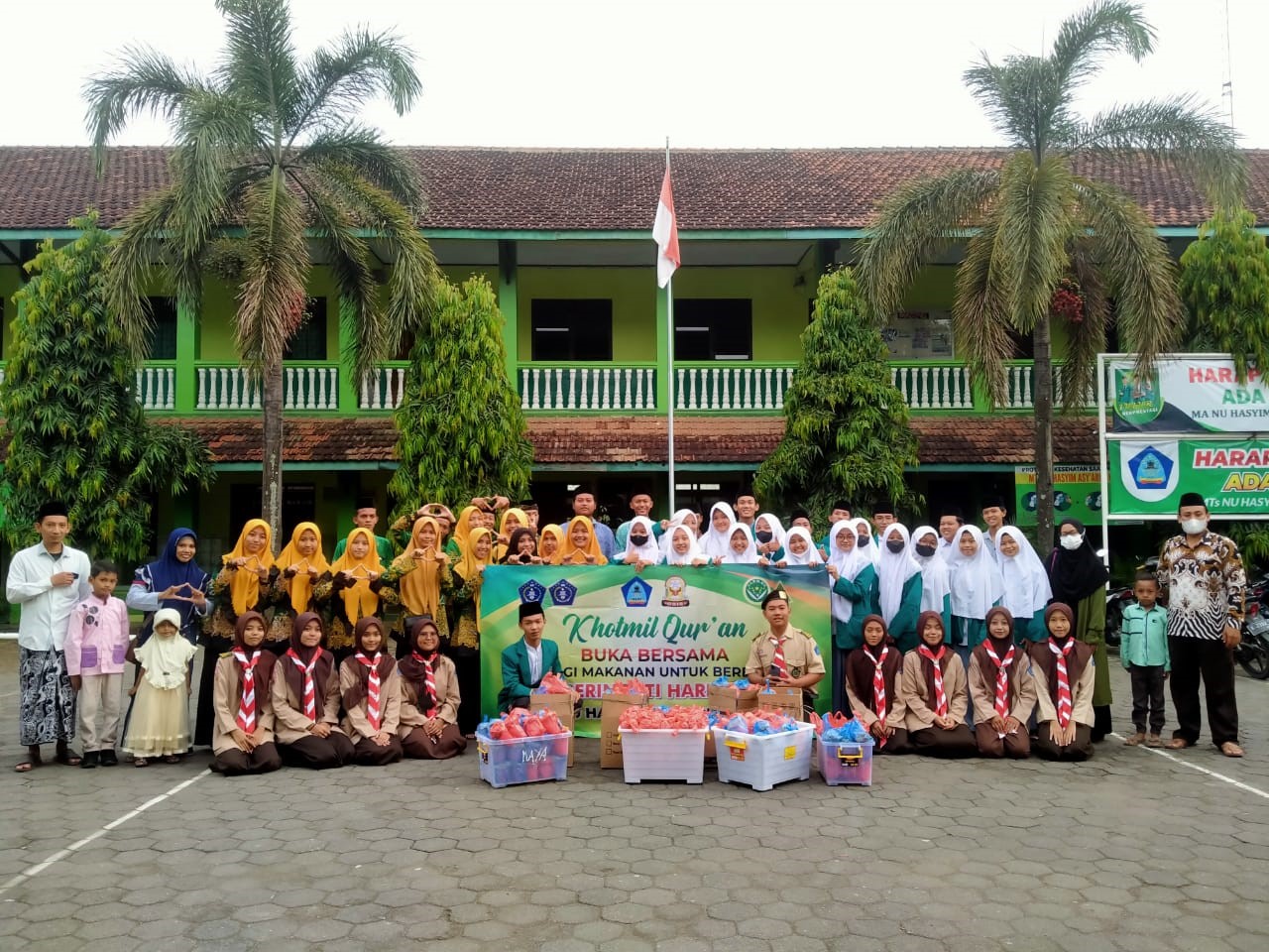 Berbagi Makanan Berbuka dan Buka Puasa Bersama MA NU Hasyim Asy’ari 2 Kudus